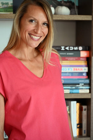 Tee shirt femme manche courte rock court et ample en coton bio GOTS éco responsable sans couture oversize col v rouge rose