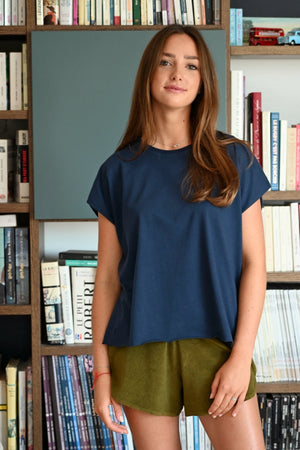 Tee shirt femme oversize col rond encolure ronde manche courte coupé bord franc pour un look rock en coton jersey bio GOTS et éco responsable bleu foncé