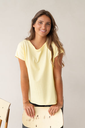 Tee shirt jaune paille jaune clair femme oversize col rond encolure ronde manche courte coupé bord franc pour un look rock en coton jersey bio GOTS et éco responsable