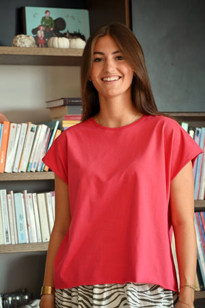 Tee shirt femme oversize col rond encolure ronde manche courte coupé bord franc pour un look rock en coton jersey bio GOTS et éco responsable rouge framboise