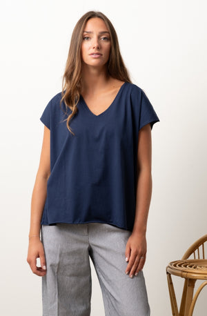 Tee-shirt ROCKY V Suny Marine foncé en coton bio certifié GOTS, col V, coupe loose, bords francs roulottés, jersey 160 g/m²