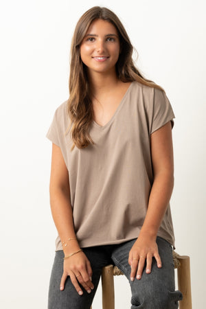 Tee-shirt ROCKY V Suny Taupe en coton bio certifié GOTS, col V, coupe loose/oversize, bords francs roulottés, jersey 160 g/m²