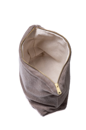 Détail de la trousse Georges taupe Suny avec base élargie et zip doré