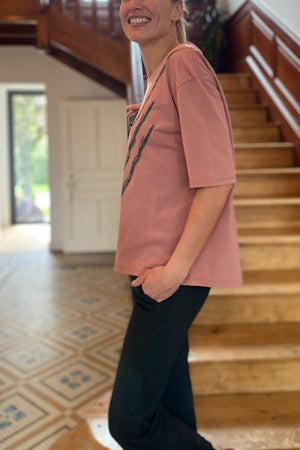 T shirt femme col rond evase manche courte coton bio souple forme loose rose print graphique suny