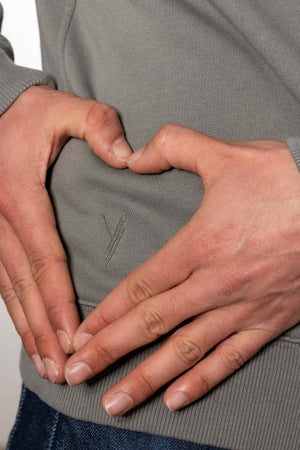 Sweat shirt basique homme coupe droite manche longue et bord-côte aux poignets et bas de corps capuche coton biologique certifié GOTS molleton gris kaki, gris, kaki, vert doux, gris vert