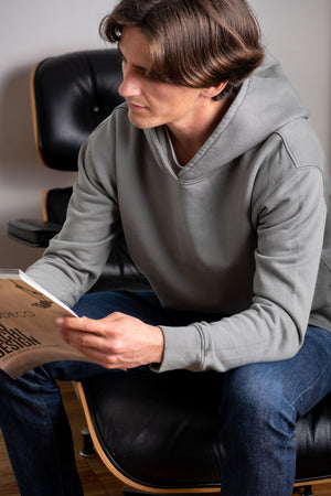 Sweat shirt basique homme coupe droite manche longue et bord-côte aux poignets et bas de corps capuche coton biologique certifié GOTS molleton gris kaki, gris, kaki, vert doux, gris vert