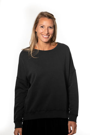 Sweat basique pour femme oversize col rond évasé manche longue manche tombante fade out vieillie bio coton biologique certifié GOTS molleton noir vieilli