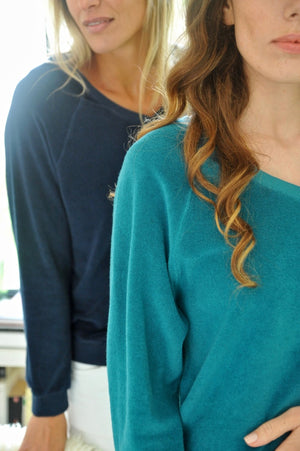 Sweat femme forme ajustée coton bio éco responsable et GOTS éponge bouclette col V bleu marine, bleu foncé