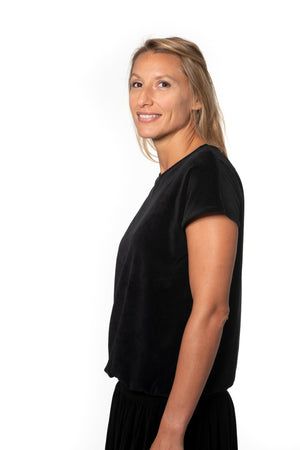 Tee shirt femme à manche courte forme ajustée droite et resserrée en bas de corps, col V Suny en velours bio GOTS et eco responsable noir