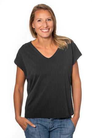 Tee shirt femme manche courte rock court et ample en coton bio GOTS éco responsable sans couture oversize col v noir vieilli, noir délavé, noir fade out, noir gris