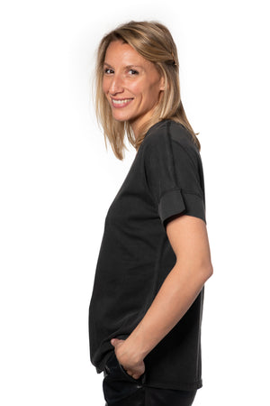 Tee shirt femme manche courte au coude ample et oversize, fente en bas de corps en coton bio GOTS, col arrondi et évasé noir vieilli, noir délavé, noir fade out, noir gris