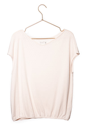 Tee shirt femme manche courte forme droite, blousant et resserré en bas de corps, matière douce en coton bio et GOTS ajourée col V rose poudre, rose pâle, blanc rosé, écru, rose clair
