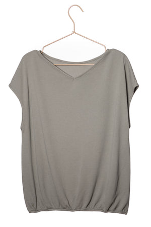 Tee shirt femme manche courte forme droite blousant et resserré en bas de corps en coton bio GOTS matière plumetis col V gris kaki, gris, kaki, vert doux, gris vert