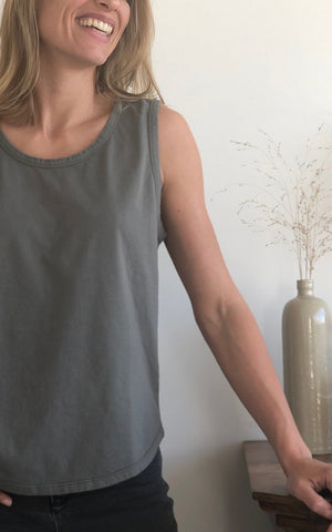 T shirt coton bio eco responsable femme debardeur col rond evase forme ajustée gris kaki marcel suny