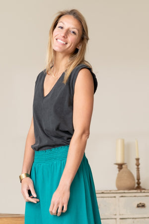 Tee shirt suny femme sans manche débardeur manche courte rock en coton jersey bio GOTS coupe droite, coupe ajustée, col V noir vieilli, noir délavé, noir fade out, noir gris