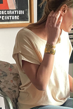 Tee shirt pour femme oversize col évasé dégagé manche courte tombante à pince en coton bio effet lin GOTS et eco responsable nude écru blanc cassé beige rose nude