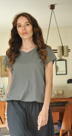 Tee shirt femme manche courte forme droite blousant et resserré en bas de corps en coton bio GOTS matière plumetis col V gris kaki, gris, kaki, vert doux, gris vert