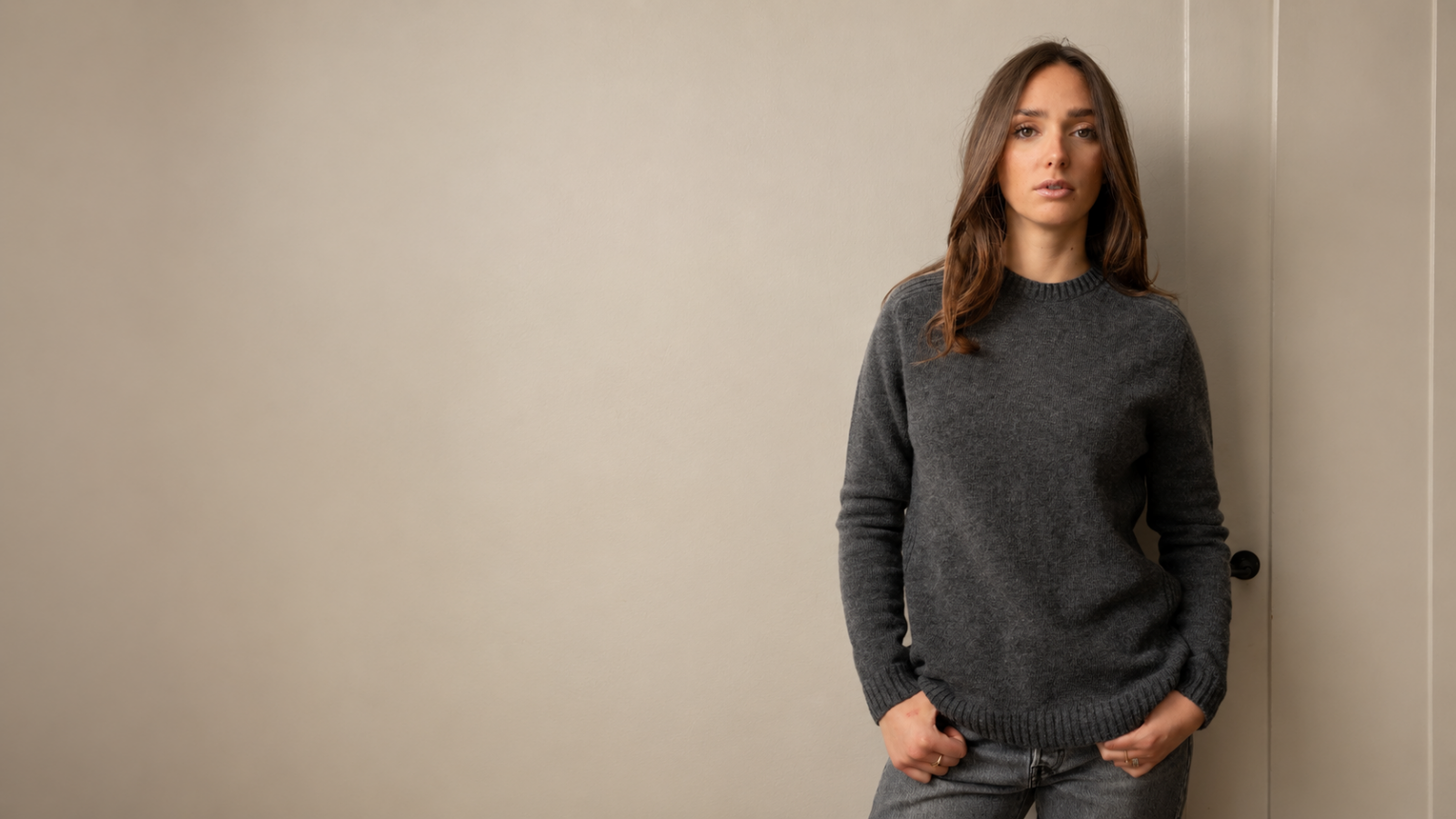 Collection vêtements gris femme Suny, pull gris anthracite porté avec jean gris