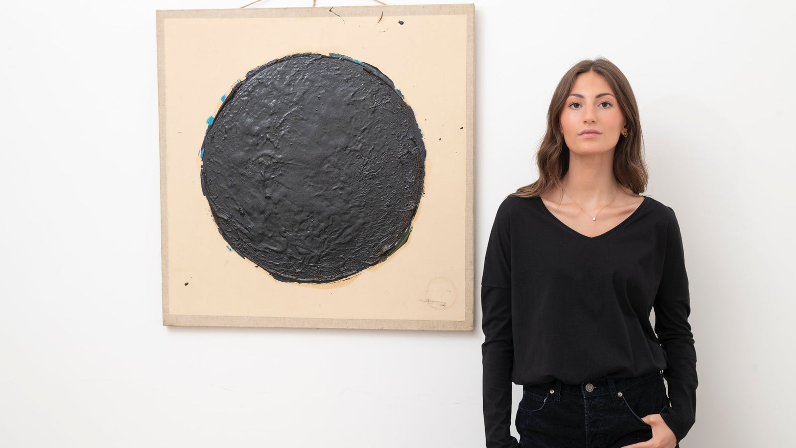 Vêtement noir femme en coton bio certifié GOTS - tee-shirt manche longue col V porté avec un pantalon noir. Look chic, éthique et intemporel signé Suny