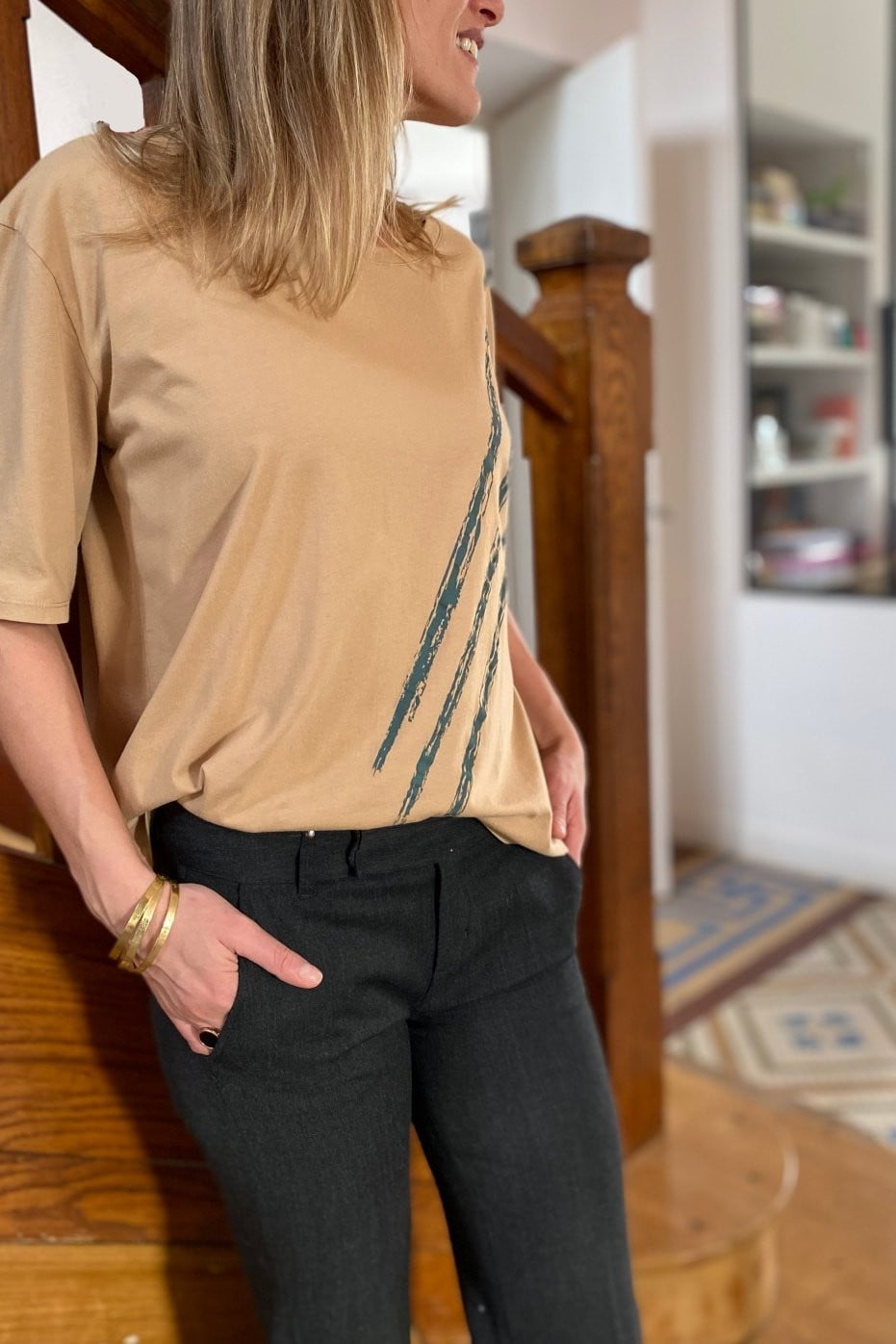 T shirt femme col rond evase manche courte coton bio souple forme loose beige print graphique suny