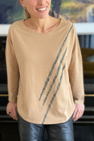 T shirt femme col rond evase manche longue coton bio souple forme oversize beige print graphique suny