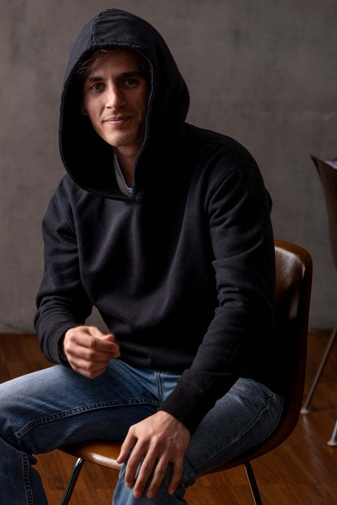 Sweat shirt basique homme coupe droite manche longue et bord-côte aux poignets et bas de corps capuche coton biologique certifié GOTS molleton noir charbon