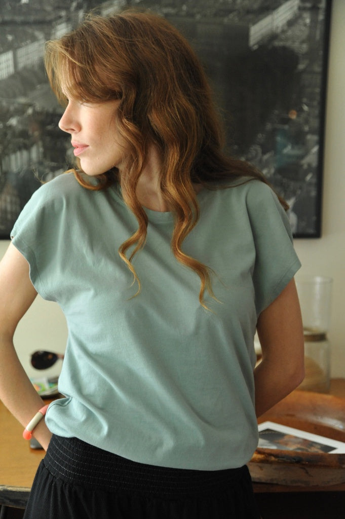 Tee shirt femme manche courte et volante forme droite, blousant et resserré en bas du corps coton bio GOTS, col rond vert sauge, vert gris, vert clair, vert doux