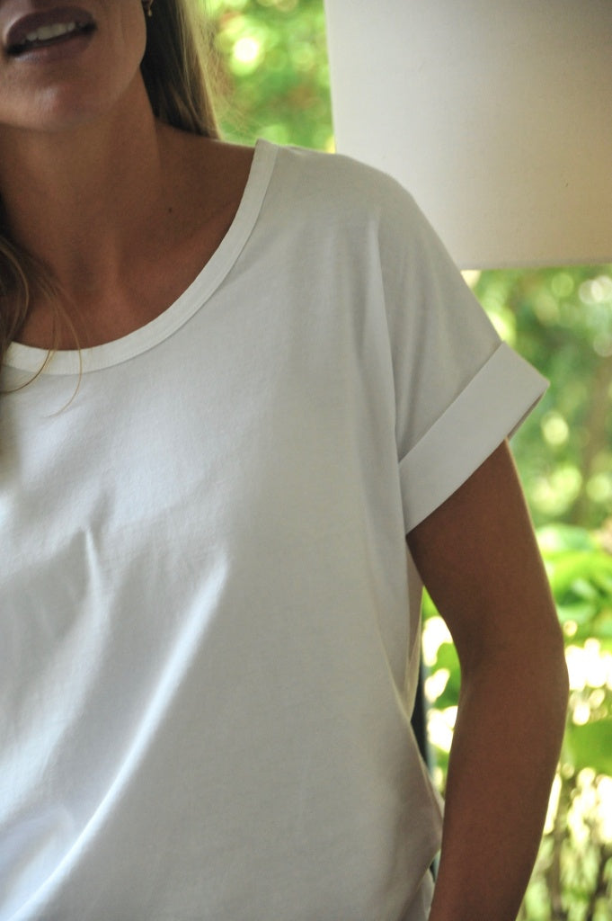 Tee shirt femme manche courte au coude ample et oversize, fente en bas de corps en coton bio GOTS, col arrondi et évasé blanc beige, blanc cassé, beige, écru, blanc pâle