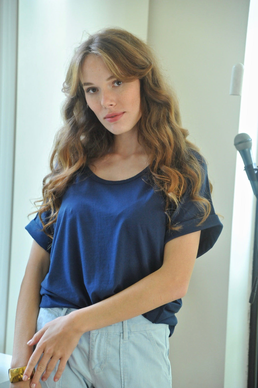 Tee shirt femme manche courte au coude ample et oversize, fente en bas de corps en coton bio GOTS, col arrondi et évasé bleu marine, bleu foncé