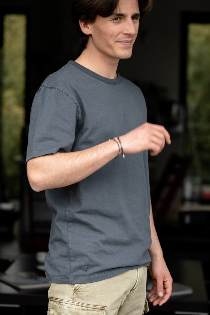 Tee-shirt basique homme manche courte coupe droite, col rond avec double surpiqûre à l’encolure, coton lourd biologique certifié GOTS molleton anthracite gris foncé noir délavé