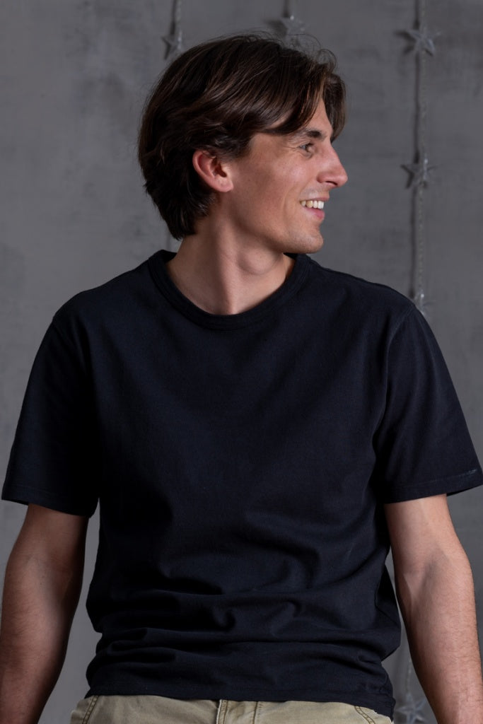 Tee-shirt basique homme manche courte coupe droite, col rond avec double surpiqûre à l’encolure, coton lourd biologique certifié GOTS molleton noir charbon