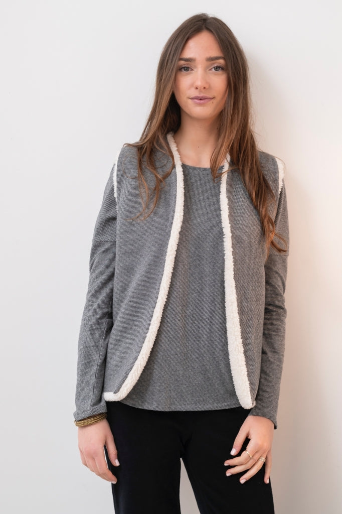 Gilet réversible sans manche en moumoute fausse fourrure veste de berger femme matière upcyclée moumoute écru caresse réversible jacquard anthracite