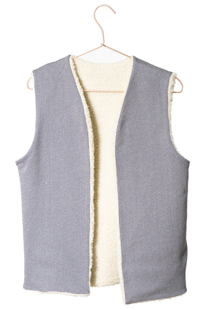 Gilet réversible sans manche en moumoute fausse fourrure veste de berger femme matière upcyclée moumoute écru caresse réversible jacquard bleu