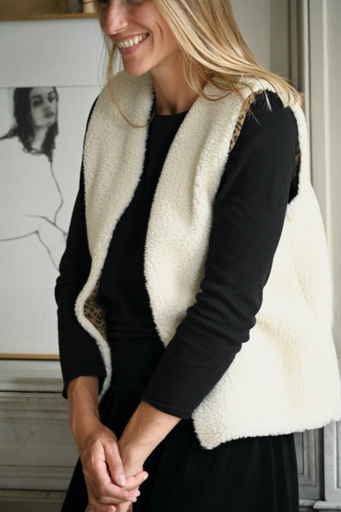 Gilet réversible sans manche en moumoute fausse fourrure veste de berger femme matière upcyclée écru caresse réversible éponge bouclette léopard havane