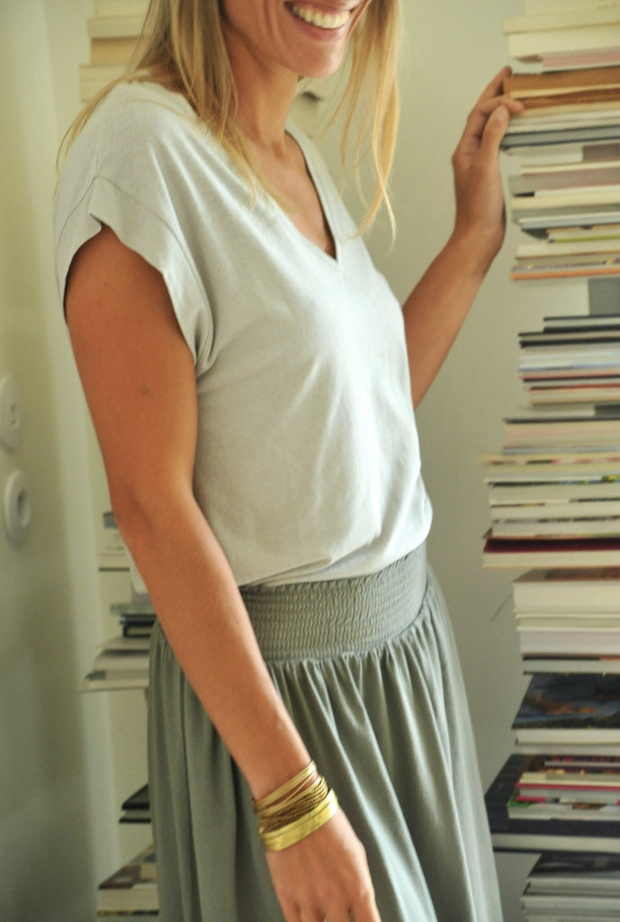 T-shirt suny basique femme col V coton et lin biologique coupe droite fabrication ecoresponsable gris clair, gris doux, gris perle, gris souris