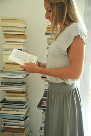 T-shirt basique femme col V coton et lin biologique coupe droite fabrication ecoresponsable gris clair, gris doux, gris perle, gris souris