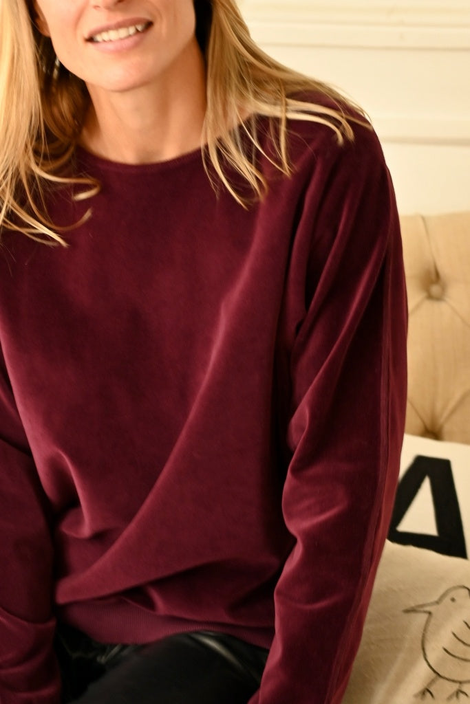 Pull pour femme manche chauve souris oversize col évasé, col bateau, col danseuse en velours lisse bio GOTS eco responsable prune bordeaux violet 
