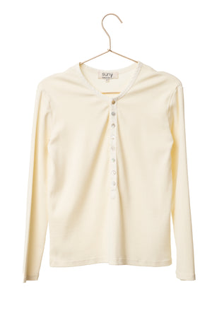 le tee-shirt tunisien SUNY en coton bio GOTS, coloris beurre frais, manches longues, boutons en nacre.