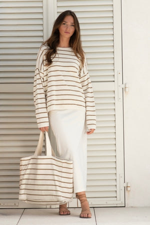 Jupe Gilda beurre frais taille élastiquée coupe droite femme avec le tee shirt gloria noir