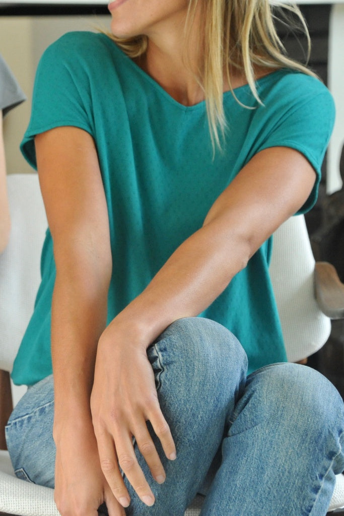 Tee shirt femme manche courte forme droite, blousant et resserré en bas de corps, matière douce en coton bio et GOTS ajourée col V vert émeraude, vert intense, vert lumineux, vert canard, vert bleu, vert vif, vert profond