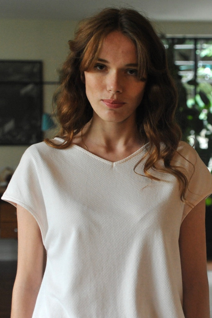 Tee shirt femme manche courte forme droite blousant et resserré en bas de corps en coton bio GOTS matière plumetis col V rose poudre, rose pâle, blanc rosé, écru, rose clair