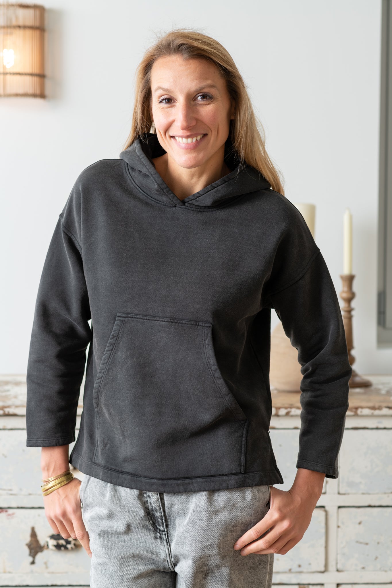 Sweat capuche femme coton bio certifié GOTS hoodie en molleton bio oversize vareuse noir vieilli, noir délavé, noir fade out, noir gris