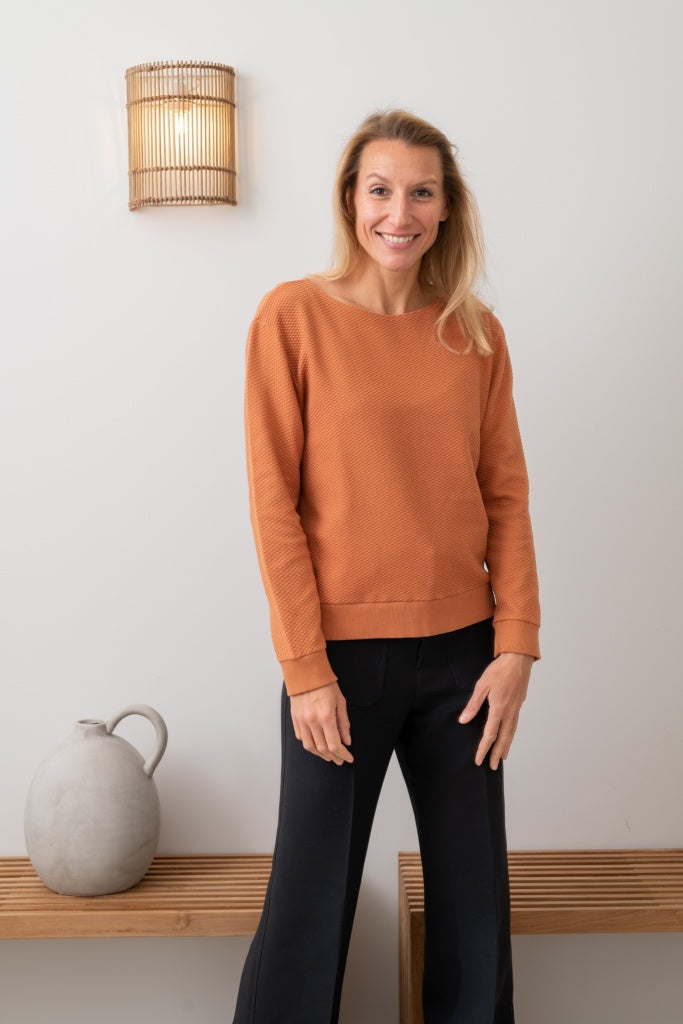 Pull femme manche longue col évasé ajusté en coton bio certifié GOTS caramel, brun, marron beige, café, orangé, terracotta, roux marron