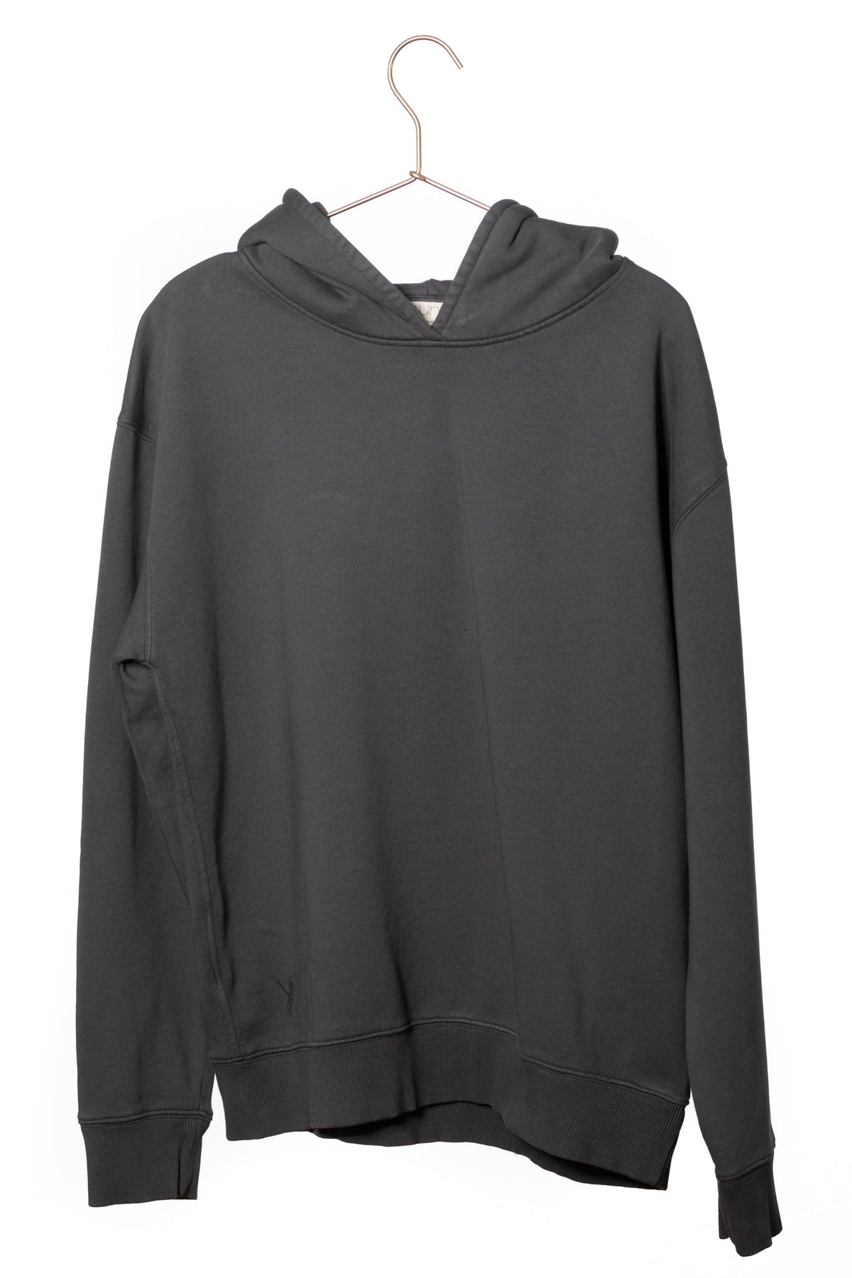 Sweat shirt basique homme coupe droite manche longue et bord-côte aux poignets et bas de corps capuche coton biologique certifié GOTS molleton anthracite gris foncé noir délavé 