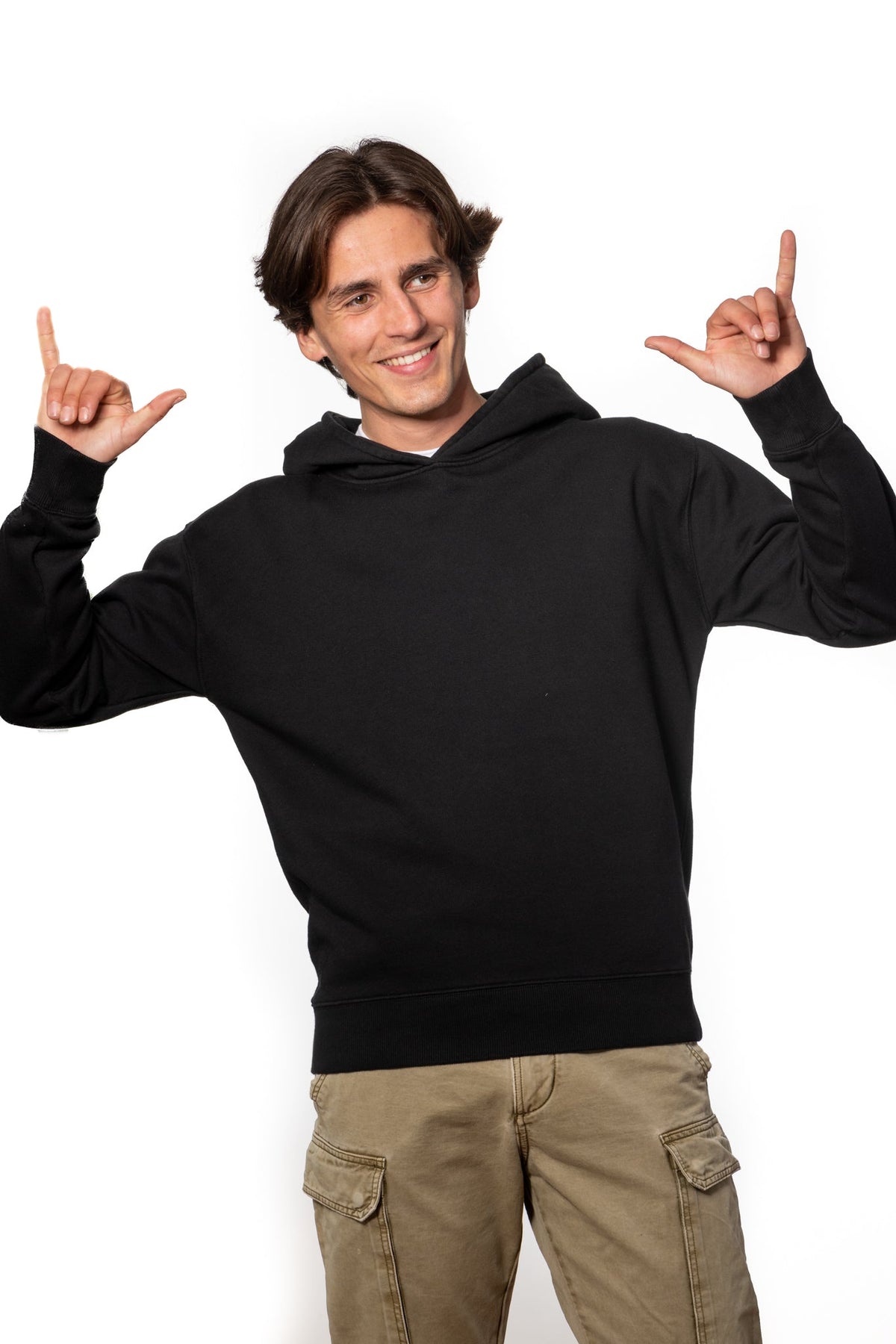 Sweat shirt basique homme coupe droite manche longue et bord-côte aux poignets et bas de corps capuche coton biologique certifié GOTS molleton noir charbon 