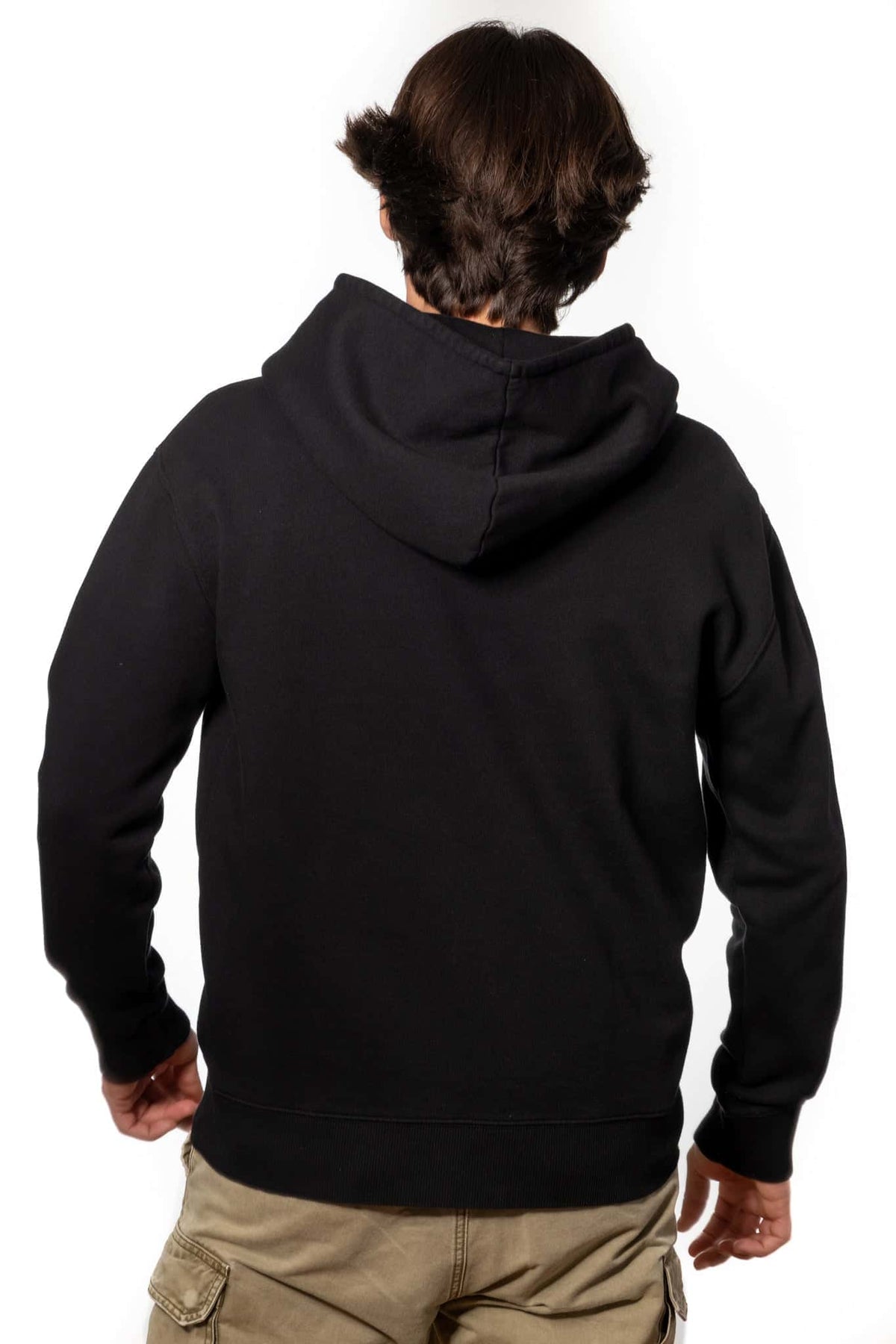 Sweat shirt basique homme coupe droite manche longue et bord-côte aux poignets et bas de corps capuche coton biologique certifié GOTS molleton noir charbon 