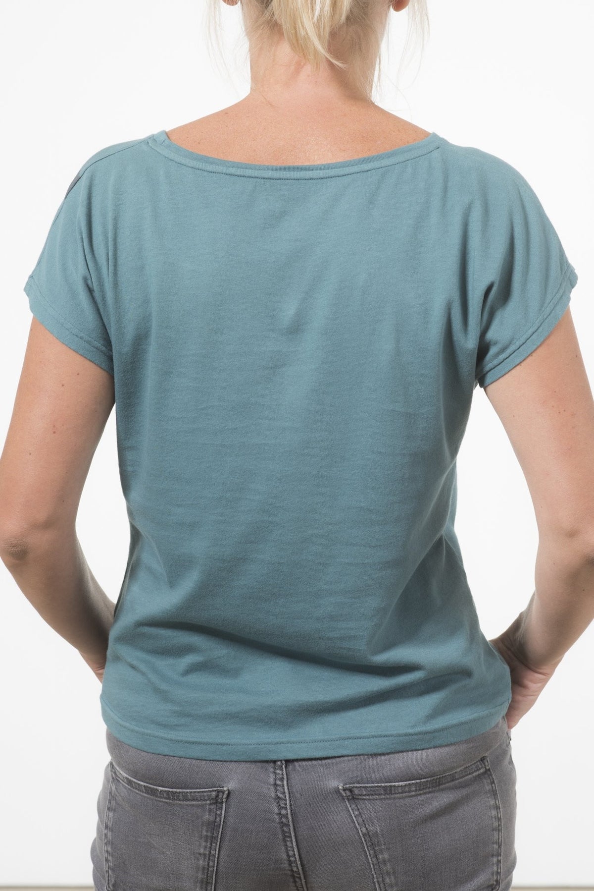 T shirt coton bio eco responsable femme col rond evase manche courte forme ajustee vert bleu print graphique suny