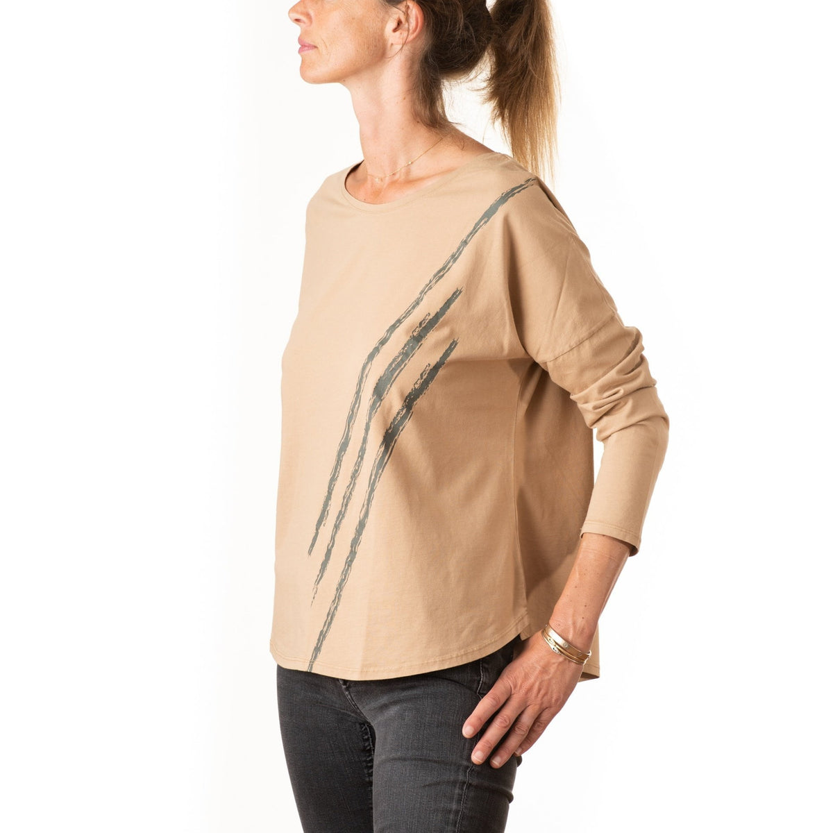 T shirt femme col rond evase manche longue coton bio souple forme oversize beige print graphique suny