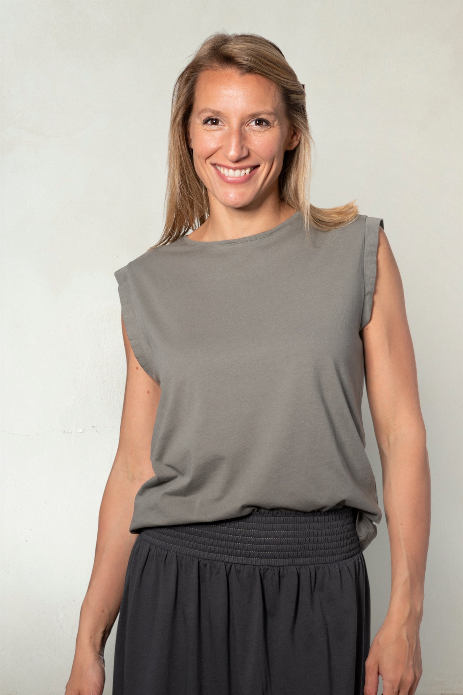 Tee shirt femme sans manche débardeur manche courte rock en coton jersey bio GOTS coupe droite, coupe ajustée, col rond gris kaki, gris, kaki, vert doux, gris vert