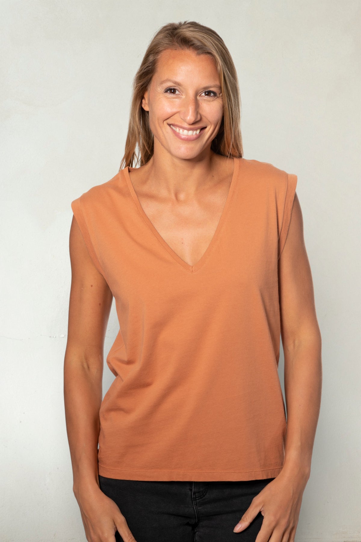 Tee shirt femme sans manche débardeur manche courte rock en coton jersey bio GOTS coupe droite, coupe ajustée, col V caramel, brun, marron beige, café, orangé, terracotta, roux marron